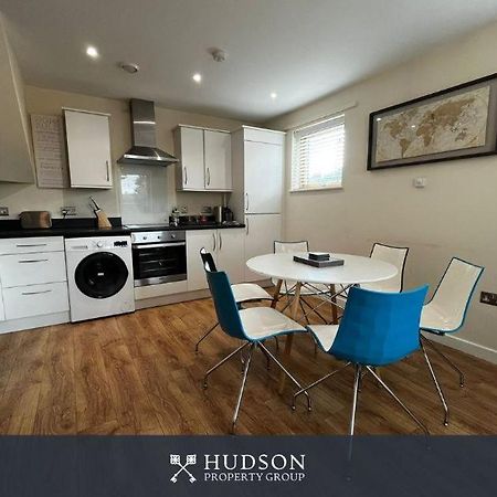 Three Bedroom Townhouse With Parking 特尔福德 外观 照片