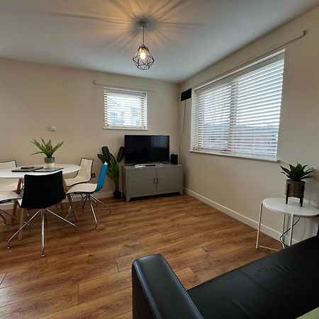 Three Bedroom Townhouse With Parking 特尔福德 外观 照片