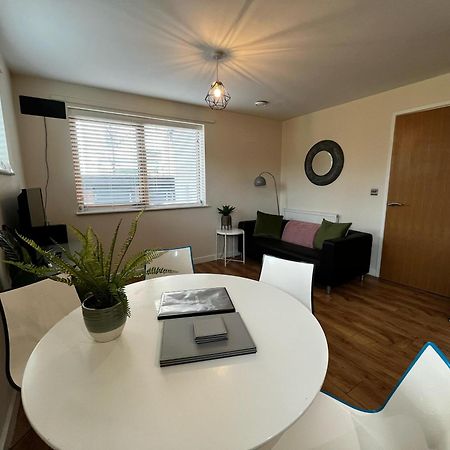 Three Bedroom Townhouse With Parking 特尔福德 外观 照片