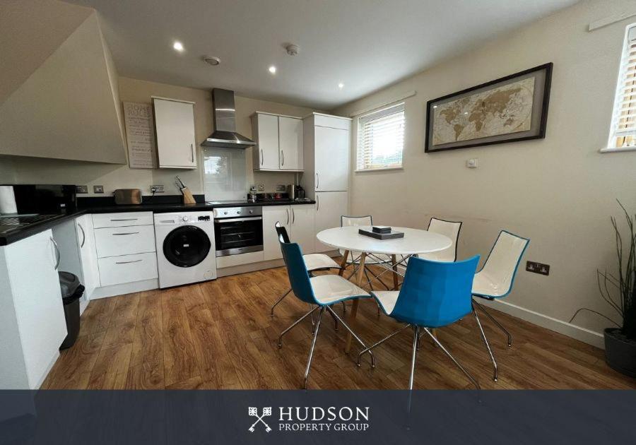 Three Bedroom Townhouse With Parking 特尔福德 外观 照片