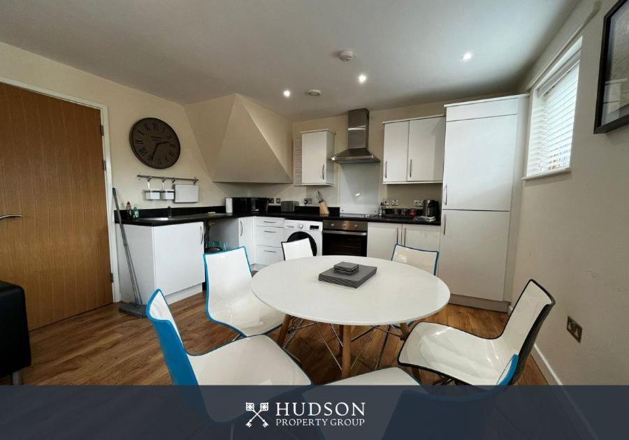 Three Bedroom Townhouse With Parking 特尔福德 外观 照片