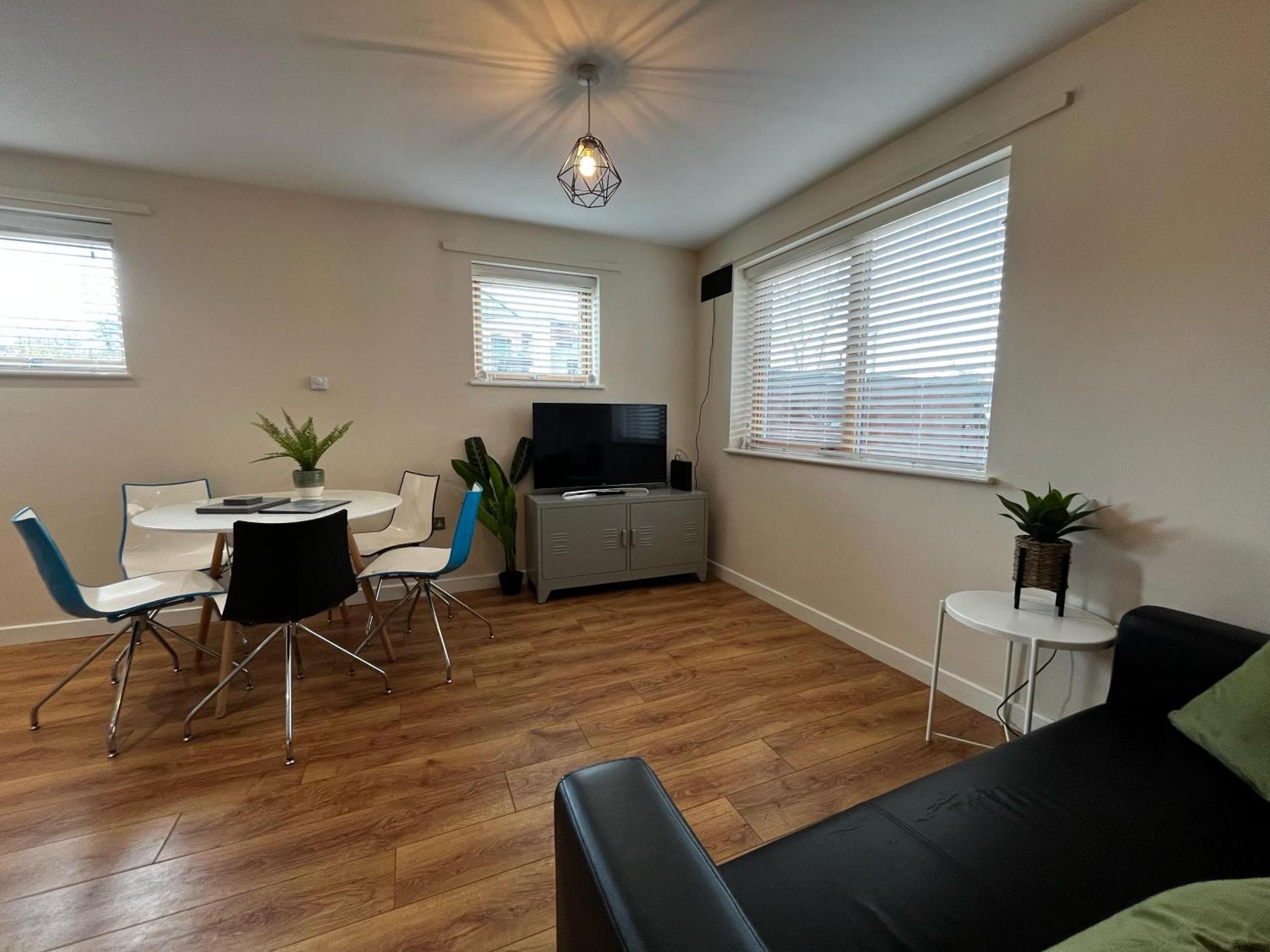 Three Bedroom Townhouse With Parking 特尔福德 外观 照片