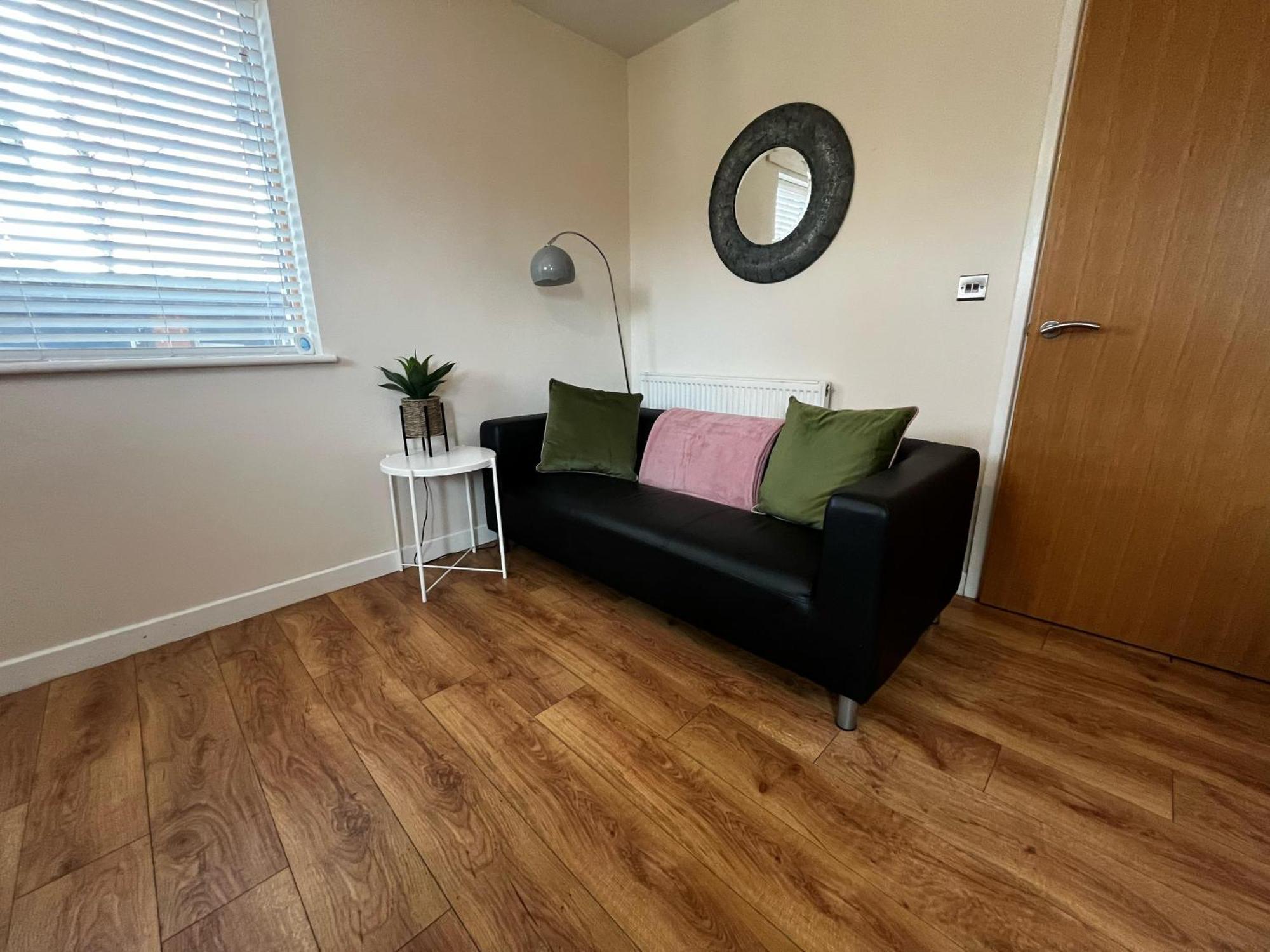 Three Bedroom Townhouse With Parking 特尔福德 外观 照片