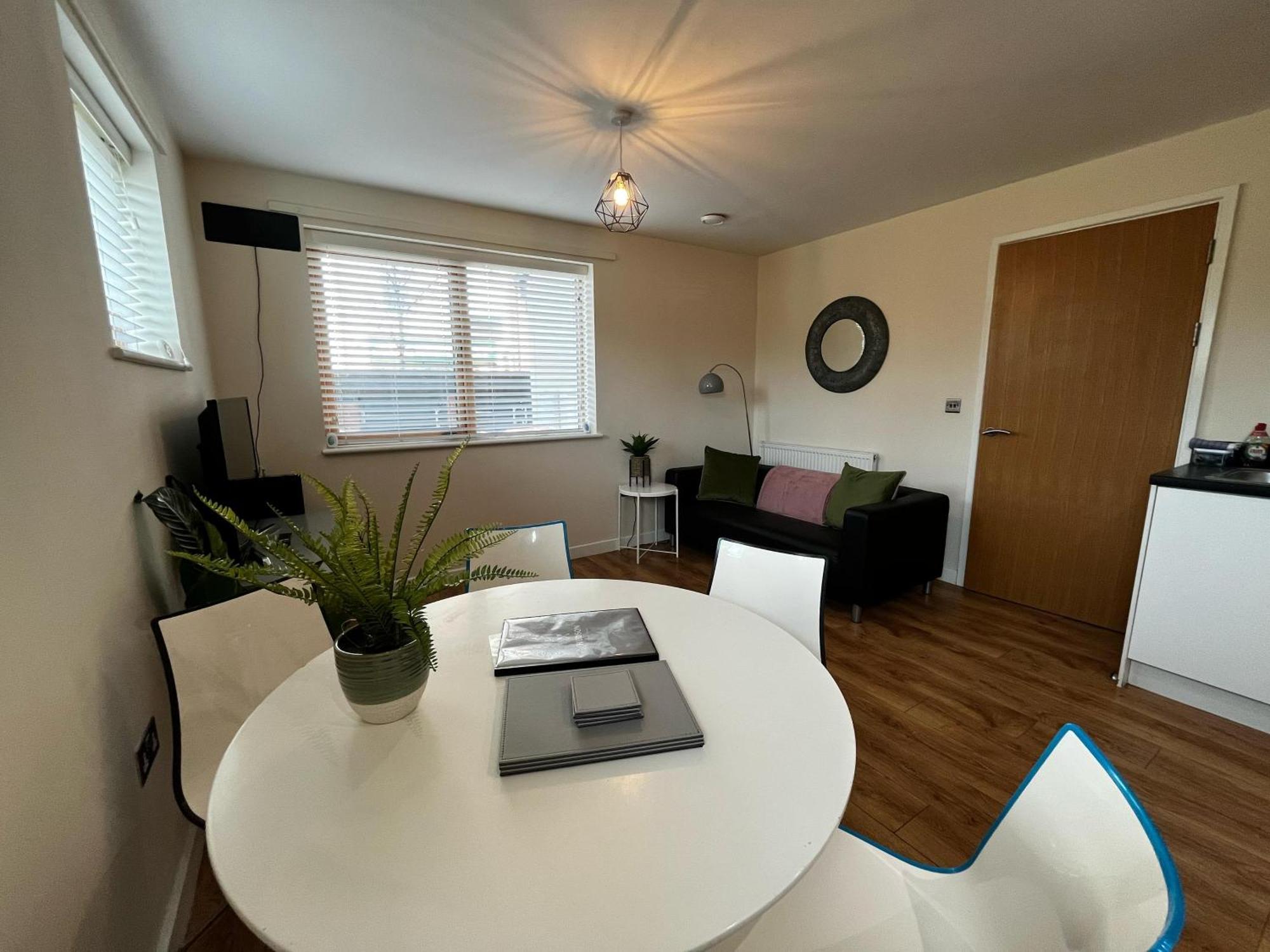 Three Bedroom Townhouse With Parking 特尔福德 外观 照片