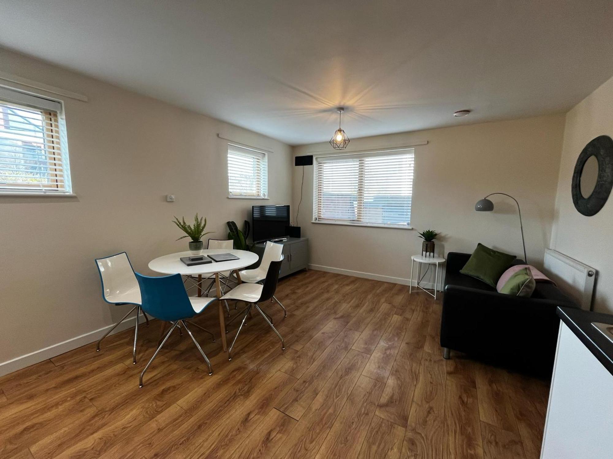 Three Bedroom Townhouse With Parking 特尔福德 外观 照片