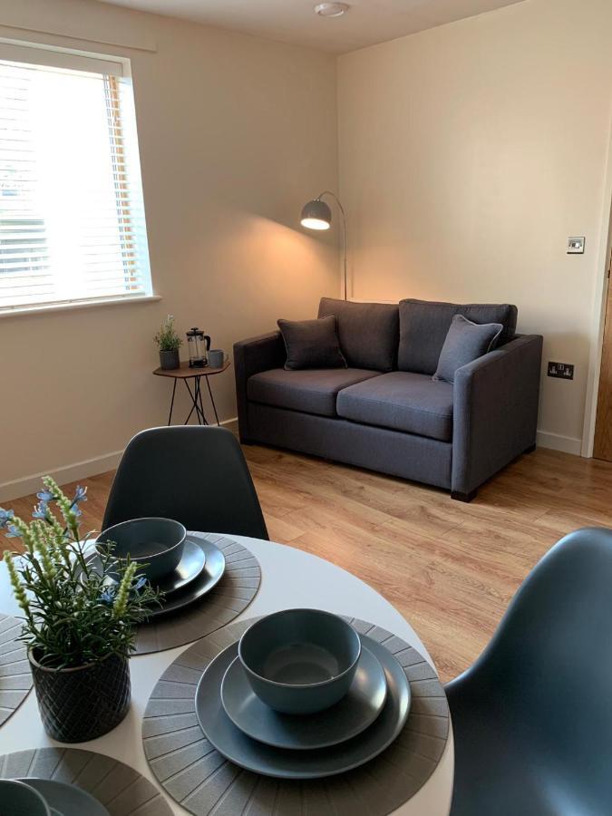 Three Bedroom Townhouse With Parking 特尔福德 外观 照片